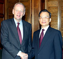 Canadian Prime Minister Jean Chretien (L) greets Chinese Premier Wen ...