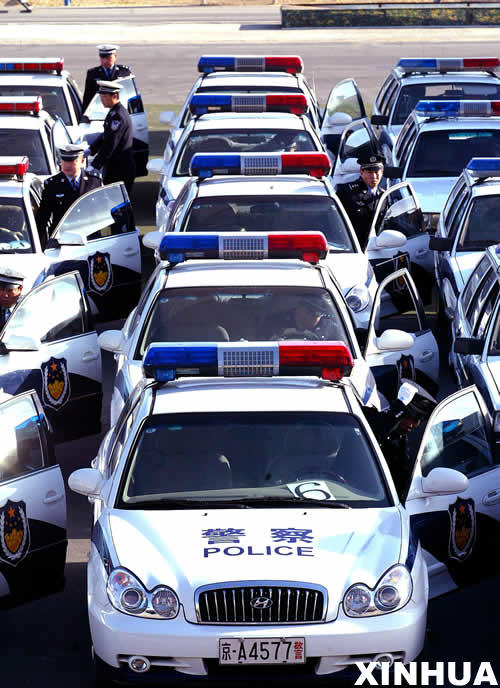 京警车牌照集体“换装” “京A警”上路执法(多图)