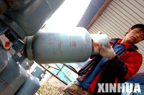 南宁瓶装燃气涨至103元 政府欲补助低保户(组