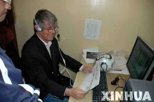 前中国足球队主教练米卢在墨西哥城接受采访[