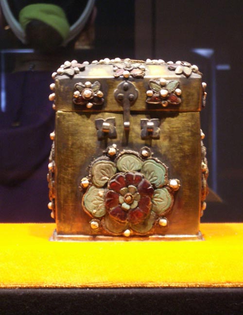 第三重:金筐宝钿珍珠装纯金宝函