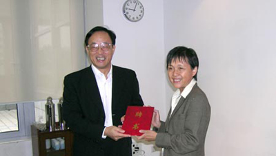 Vice Mayor of Beijing and BOCOG Executive Vice PresidentLiu Jingmin presents letter of appointment to Liao Xiaoyi. BOCOG issued Liao as an environment consultant for Beijing 2008 Olympic Games.