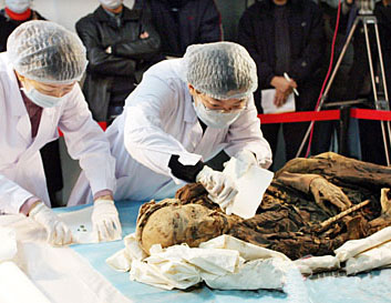 Lab Work to Identify 2,800-year-old Mummy of 