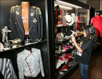 Michael Jackson clothing goes on auction block Thursday, record bids  expected