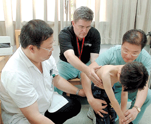 Doctors prepare children for free spinal surgery -- china 