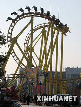 16 trapped upside down on roller coaster china .cn