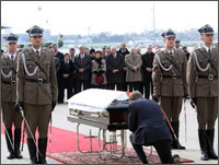 波兰总理图斯克（前中）向总统卡钦斯基的灵柩致敬