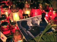 波兰总统夫妇的照片被蜡烛和鲜花包围
