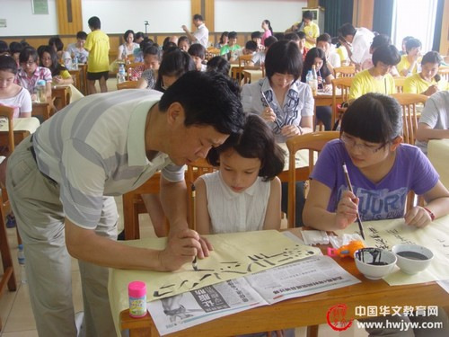 湖北楚文化夏令营华裔营员乐学中国书法和剪纸＂+pindao+＂
