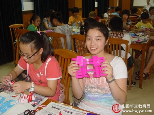 湖北楚文化夏令营华裔营员乐学中国书法和剪纸＂+pindao+＂