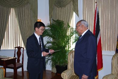 新任驻特立尼达和多巴哥大使杨优明向特多总统理查兹递交国书