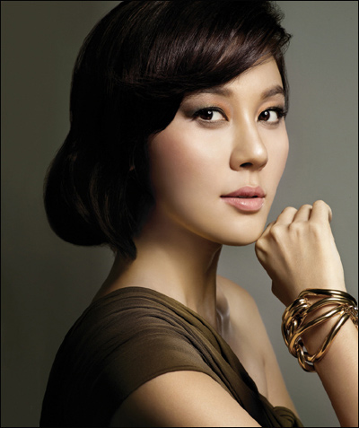 "广告女王"金荷娜全新彩妆代言 烟熏妆妩媚凤眼