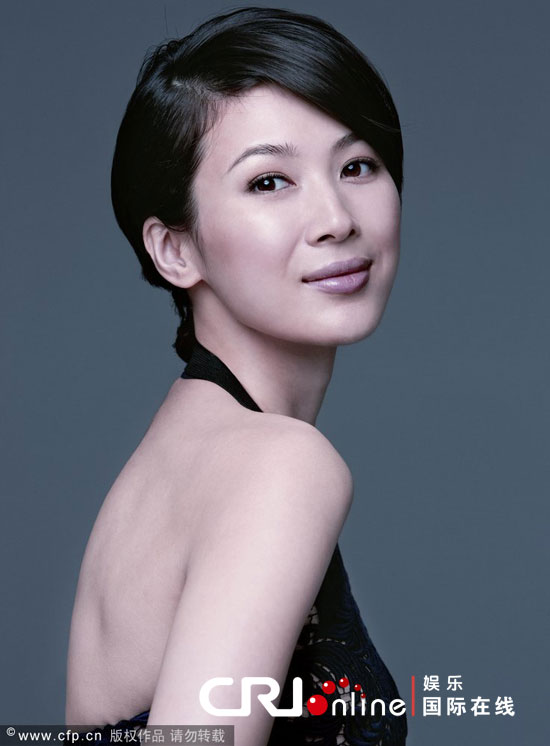 童蕾拍摄冷艳写真秀蛮腰 变身妩媚娇纵小女人