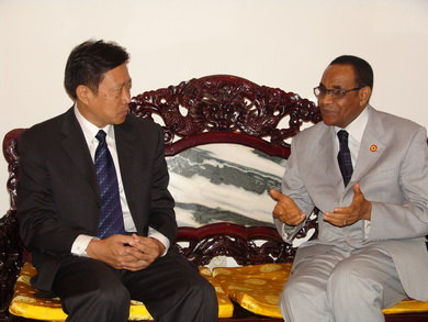 会第三副议长与驻马里大使张国庆畅谈访华体会