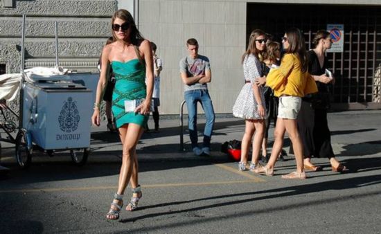 组图:白俄罗斯美女为高跟鞋疯