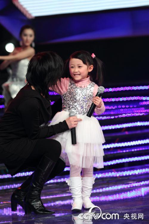 <em>何静</em>携<em>女儿</em>啾啾首度亮相2010《全家总动员》
