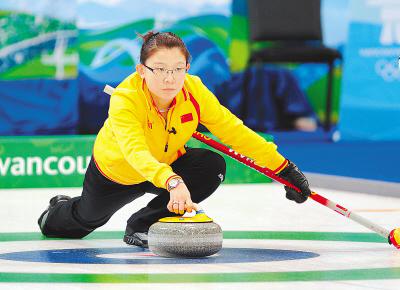 中国女子冰壶队队长王冰玉在比赛中