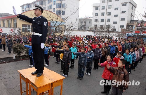 图:开学第一天 交通安全进校园_中国网