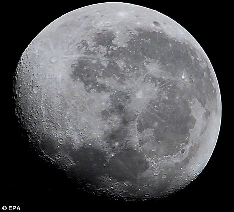 月球北极发现大量冰层 人类在月球居住成为可