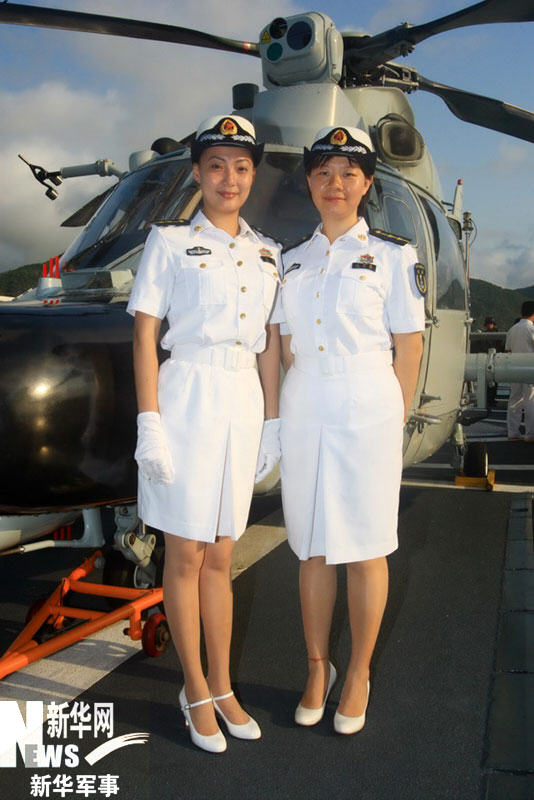 任务的海军女军官
