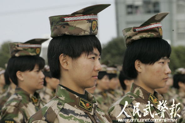 世博女兵训练忙