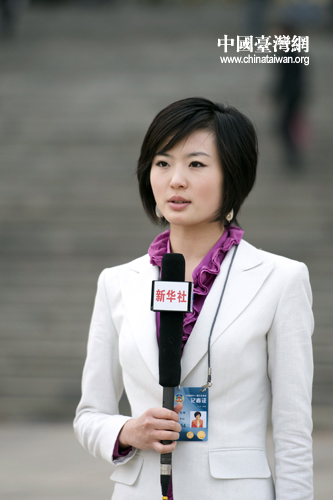 组图:喜迎百年<em>妇女</em>节 <em>两会</em>女记者忙碌采访竞风