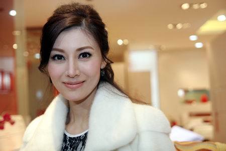 <em>40</em>岁<em>美女</em>成印钞机(图)