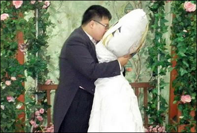 韩国宅男与真人大小抱枕中虚拟女孩正式结婚(