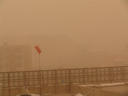 鄂尔多斯市遭遇沙尘天气 气象部门发布黄色预