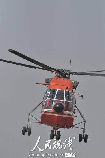 武警型直-8直升机在赣亮相 (2)