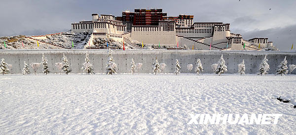 拉萨布达拉宫雪景如画
