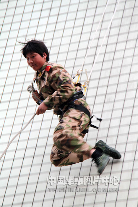 女生怎么样才能当特警 3662961507159592672.jpg