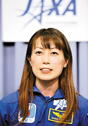 女宇航员太空服也时尚