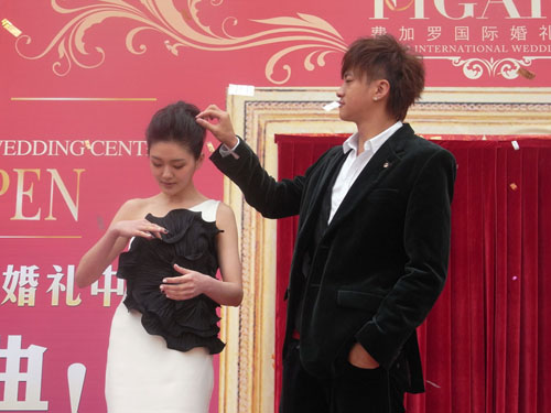 何润东贴心牵手当众表白 大S成 <em>刁蛮女友</em> /图_