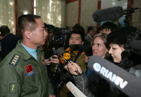 外国记者观看中国空军八一飞行表演队飞行表演侧记