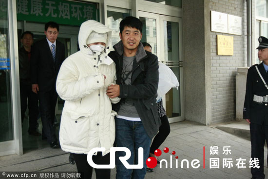 影视演员郭晓冬的妻子程莉莎出院