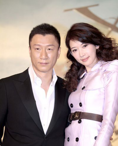 林志玲"踩高跷"耳语热聊 赞孙红雷丝袜时尚(图)