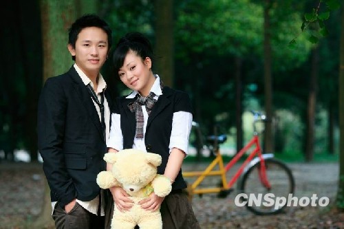 图:<em>超女罗丹</em>情定四川快男+亲密