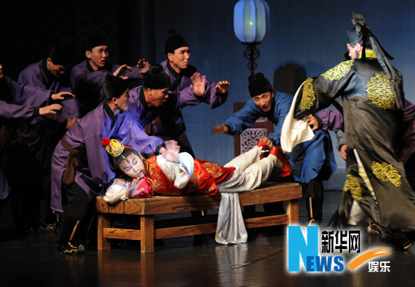 剧中的贾宝玉遭到父亲的<em>责罚</em>