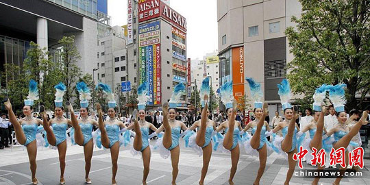 图:日本舞蹈演员街头表演劈腿_中国网