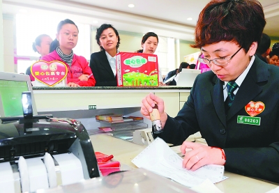 乌鲁木齐市民购包裹寄爱心(图)