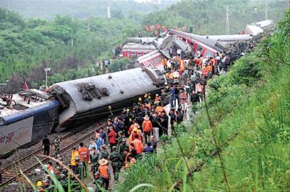 飞驰列车突若惊龙瞬间脱线 上海南开往桂林的
