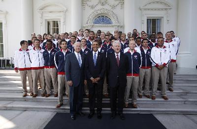 奥巴马白宫为美足球队壮行 新老总统齐赞鞋子