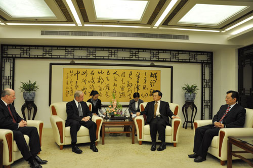 何立峰会见美国前总统国家安全事务助理哈德利一行