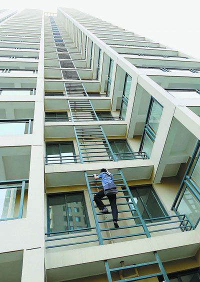 大家都装防盗保笼,全拜楼房外立面的一架铁梯