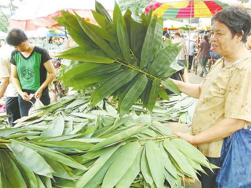 端午来临包粽子原材料热销 市民交流包煮粽子