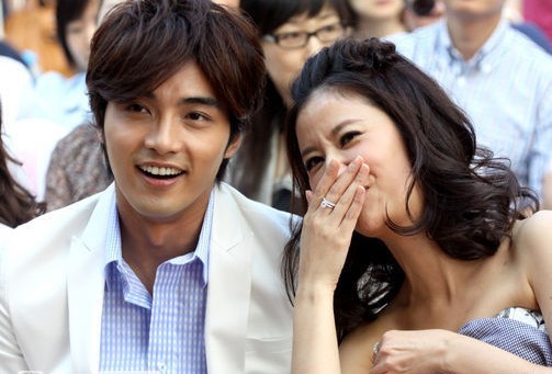 林心如上下严防走光 与贺军翔 咬耳朵 兴奋难掩