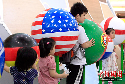 图:世界杯赛战事点燃香港小球迷热情
