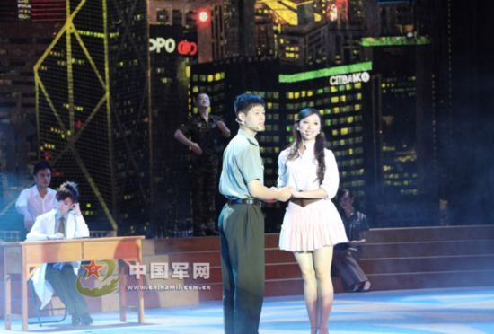 解放军民族乐团与驻港部队官兵共庆香港回归祖