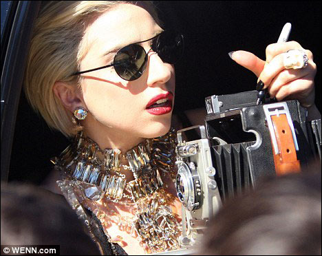 Lady GaGa张牙舞爪广告代言 <em>性感胸部</em>几乎全
